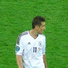 L’Argentina vola con Messi, la Germania si salva con Klose