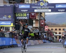 Colpo doppio di Poels a Castelraimondo. Per l’olandese tappa e maglia