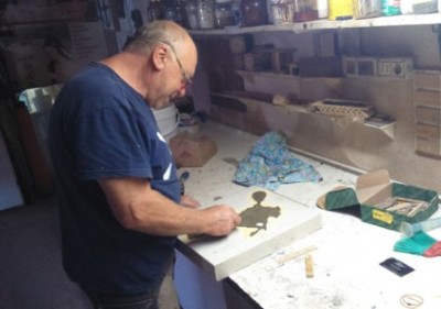 Il maestro d'Arte Santi Del Sere al lavoro per il Trofeo della Battaglia