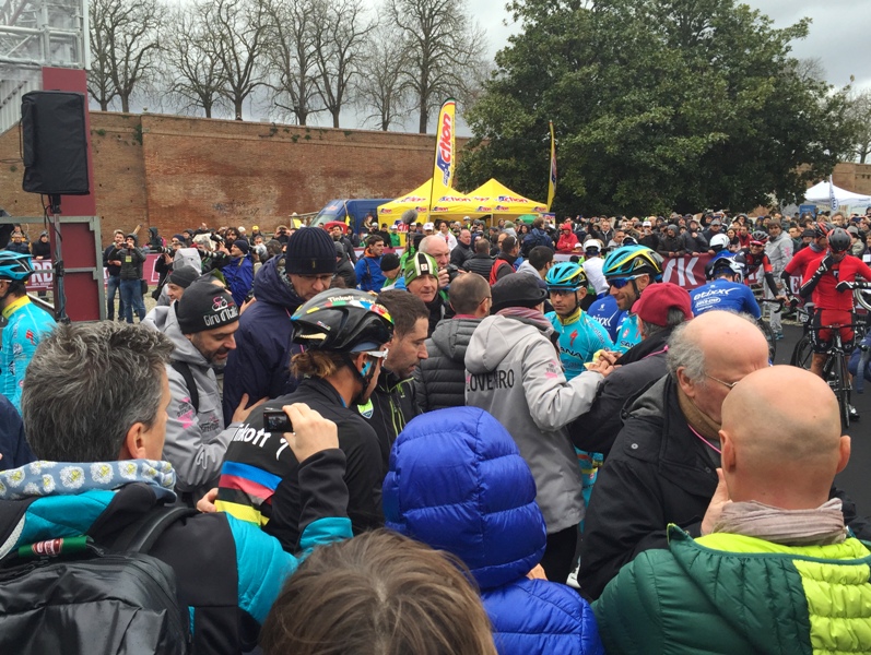Strade Bianche 2016 partenza folla x sportapp
