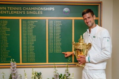 djokovic_trophy_AELTC_Thomas Lovelock