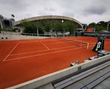 Roland Garros – Sinner tradito dal ginocchio